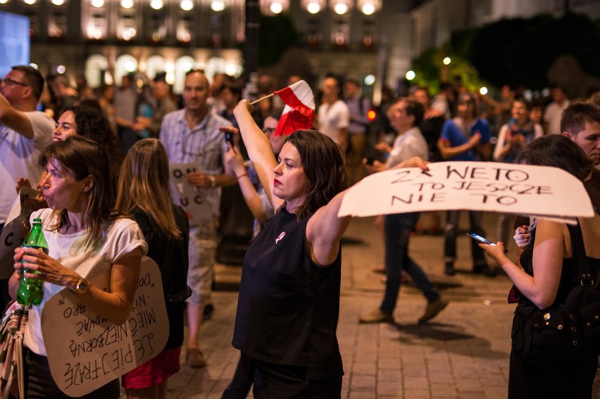 3xVeto po Pałacem Prezydenckim. Bezpartyjny protest...