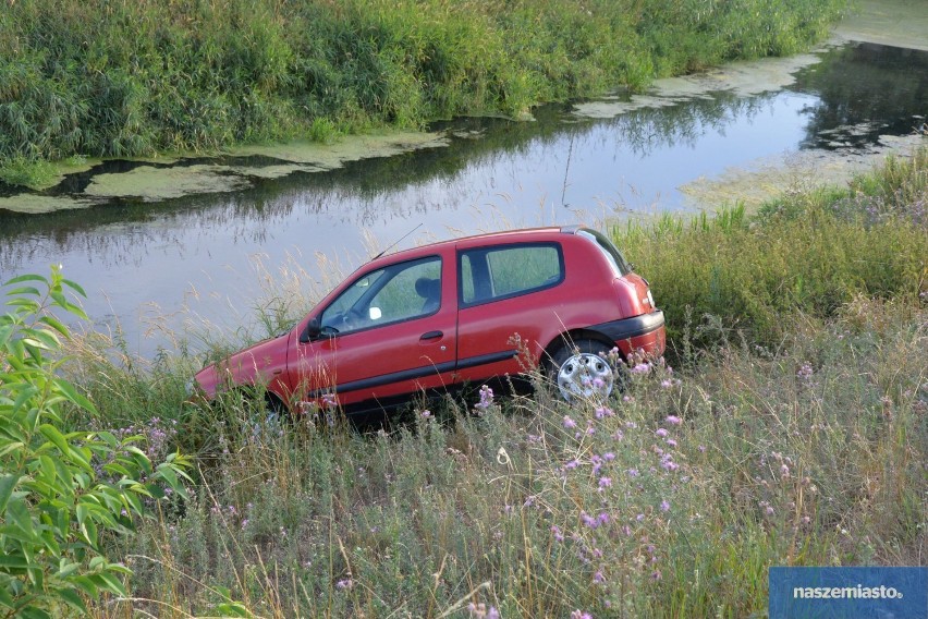 Samochód wpadł do kanału wodnego przy alei Kazimierza Wielkiego we Włocławku [zdjęcia, wideo]