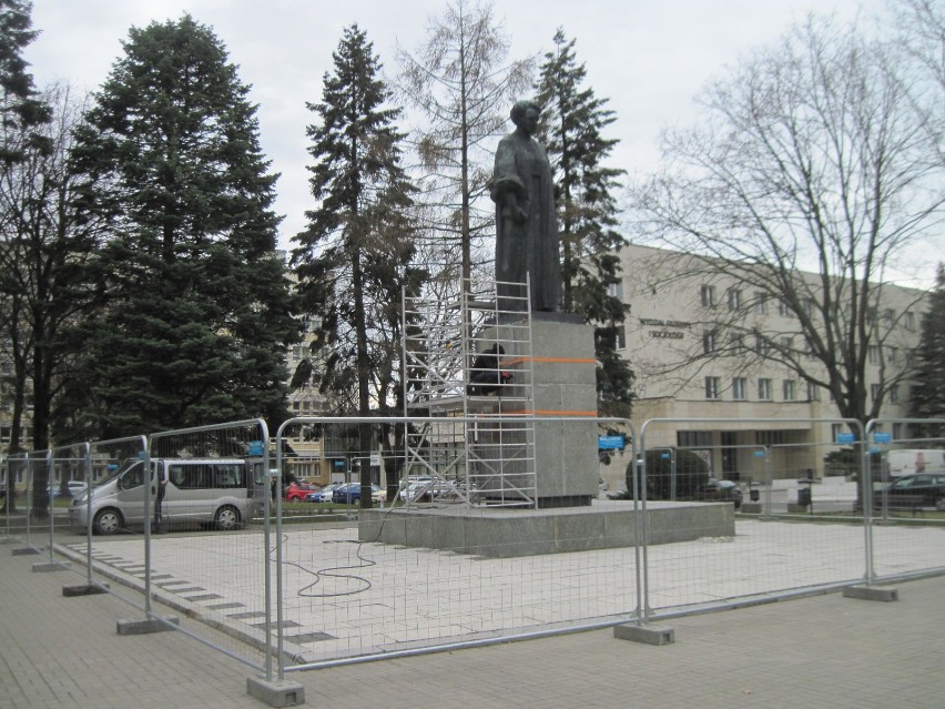 Zaczęto remont pomnika Marii Curie-Skłodowskiej. Planowo zakończy się w czerwcu 