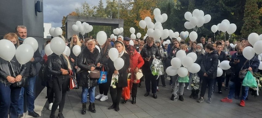 Trwa pogrzeb tragicznie zmarłego 4-letniego Piotrusia. W...