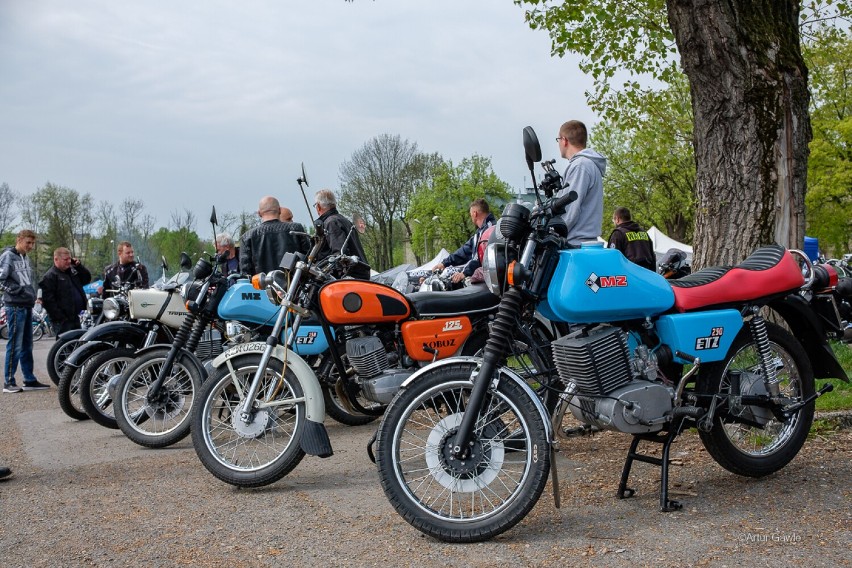 Setki motocyklistów na inauguracji sezonu w Tarnowie! Na "Starej Kapłanówce" były tłumy [DUŻO ZDJĘĆ]