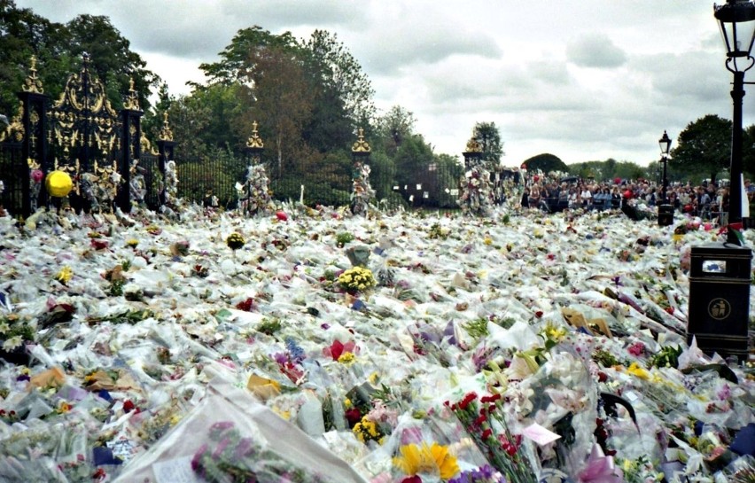 Kwiaty ku czci Diany w Londynie w kilka dni po wypadku...