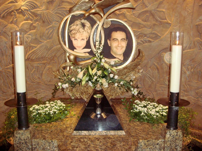 Symboliczny grób księżnej Diany i Dodiego Al-Fayeda...
