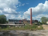 Rozpoczęła się rozbiórka komina po zabytkowej mleczarni w Kościerzynie
