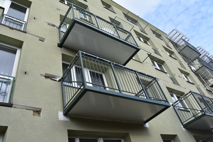 Montaż balkonów kosztuje 10 tys. zł. Mieszkańcy mają spłacać...
