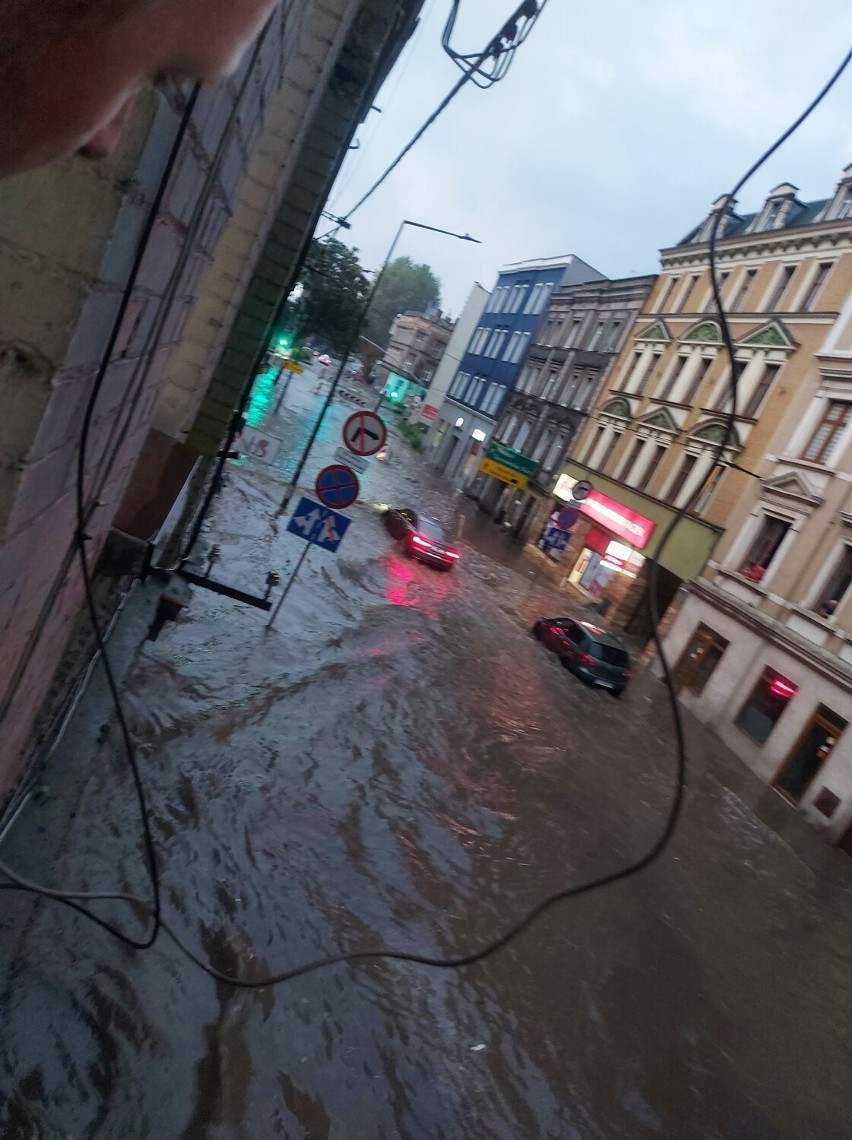 Ulewy w woj. śląskim! Woda dostała się do piwnic i zalała miasta. Zobacz ZDJĘCIA. Prawie 600 interwencji straży pożarnej