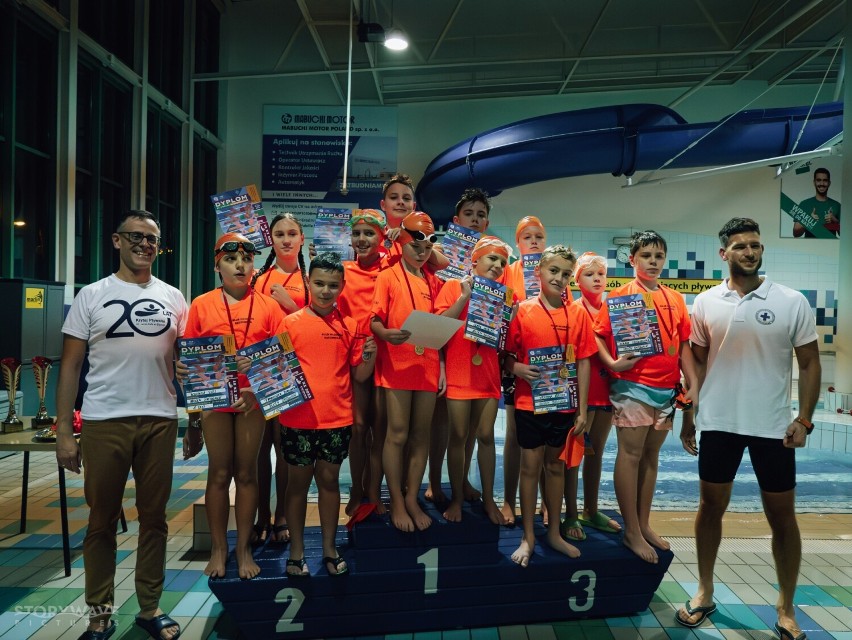 89 zawodników wzięło udział w Drużynowym Maratonie Pływackim EKIDEN 2023 na basenie w Bochni