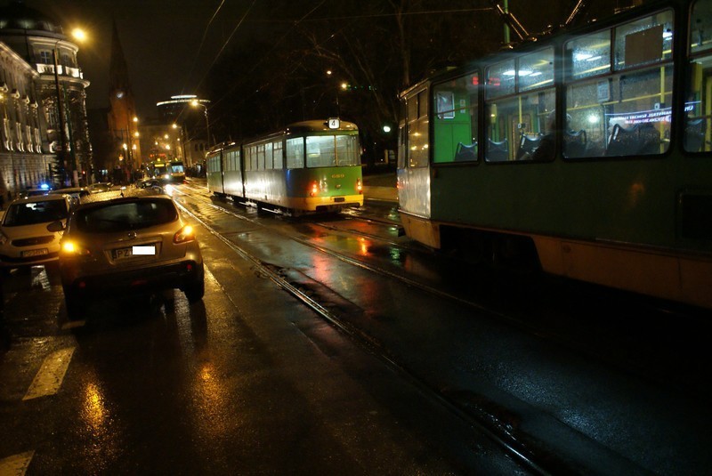 Poznań: Przed Operą terenowy nissan zderzył się z tramwajem [ZDJĘCIA]