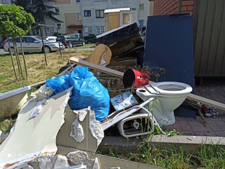 Śmieci pod oknami bloków na os. Jagiellońska w Piotrkowie