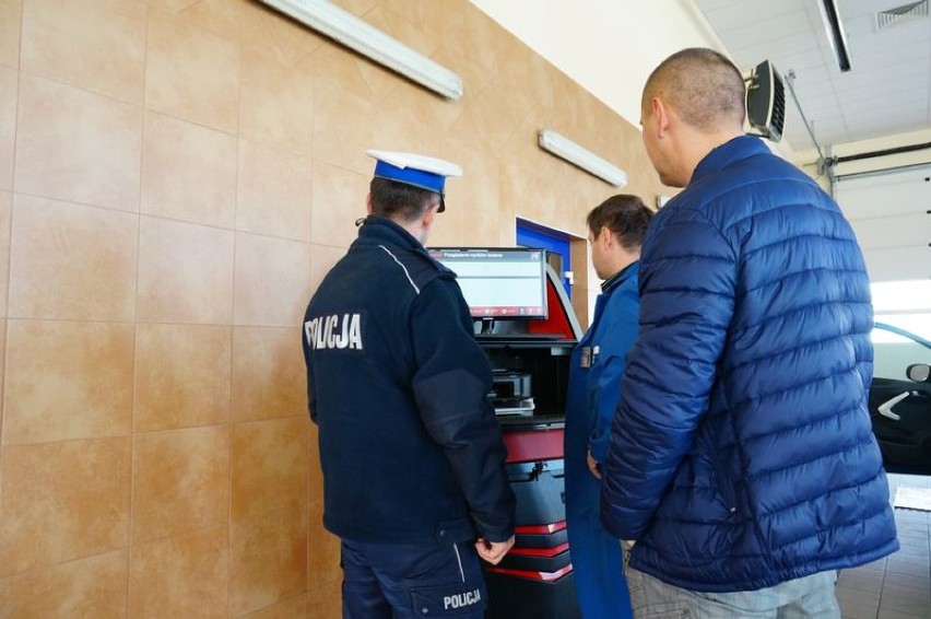 Ruda Śląska Policja: Funkcjonariusze drogówki na stacji kontroli pojazdów