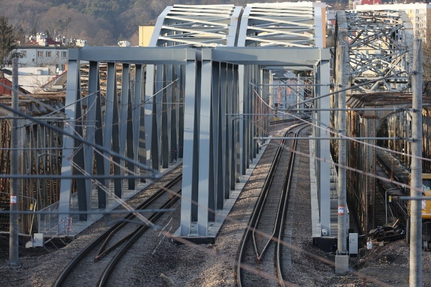 Zakończyła się budowa mostu kolejowego w Przemyślu. Pociągi jeżdżą już po dwóch nowych nitkach [ZDJĘCIA]