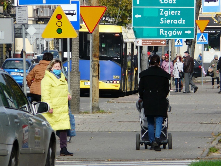 Pabianiczanie w maseczkach. Tak jest w czerwonej strefie ZDJĘCIA