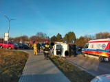 Poważny wypadek na skrzyżowaniu ulicy w Ostrowcu. Bus przewrócił się na bok, dwie osoby trafiły do szpitala