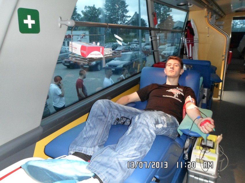 Krwiodawca Tomasz Sikora oddaje krew