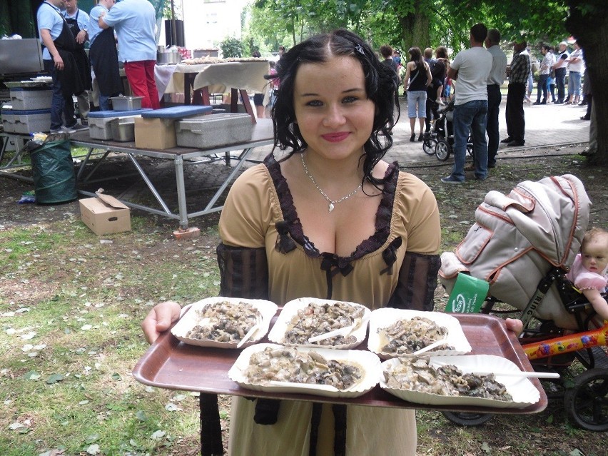 Słynny polski kucharz serwował dania kuchni francuskiej w plenerach przy pałacu w Brodnicy