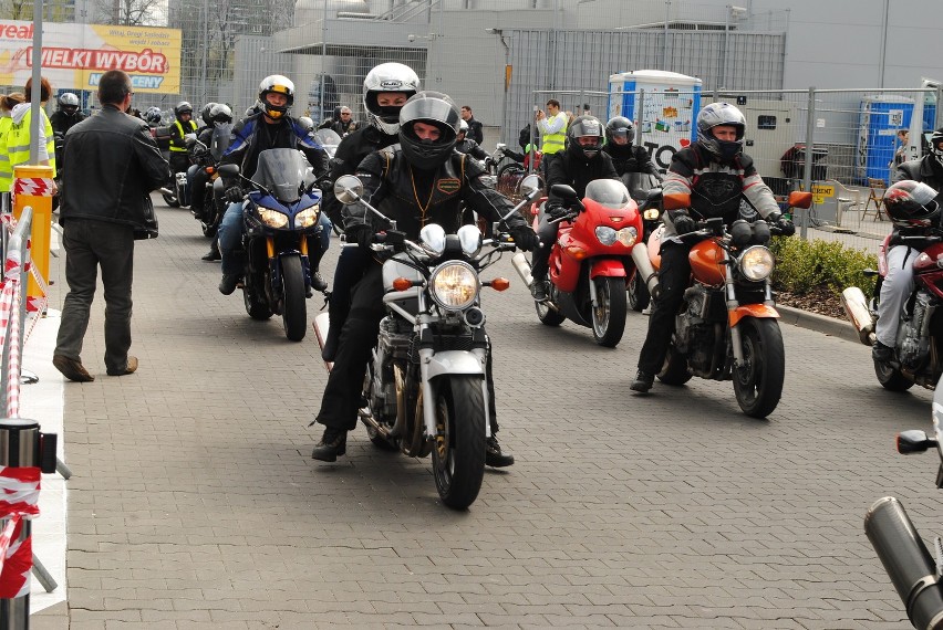 Moto Serce 2013 przed Centrum Handlowym Pogoria w Dąbrowie Górniczej. Moc atrakcji, parada motocykli