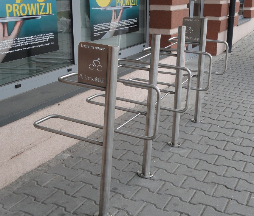 Tychy: Pojawiają się nowe stojaki rowerowe w mieście. Wspólna akcja NOL-TYCHY i Banku BGŻ [ZDJĘCIA]