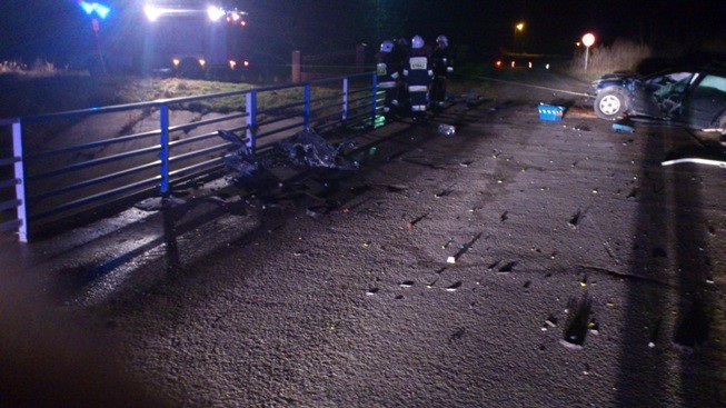 Wypadek w miejscowości Kolebki. Volvo uderzyło w barierkę mostu