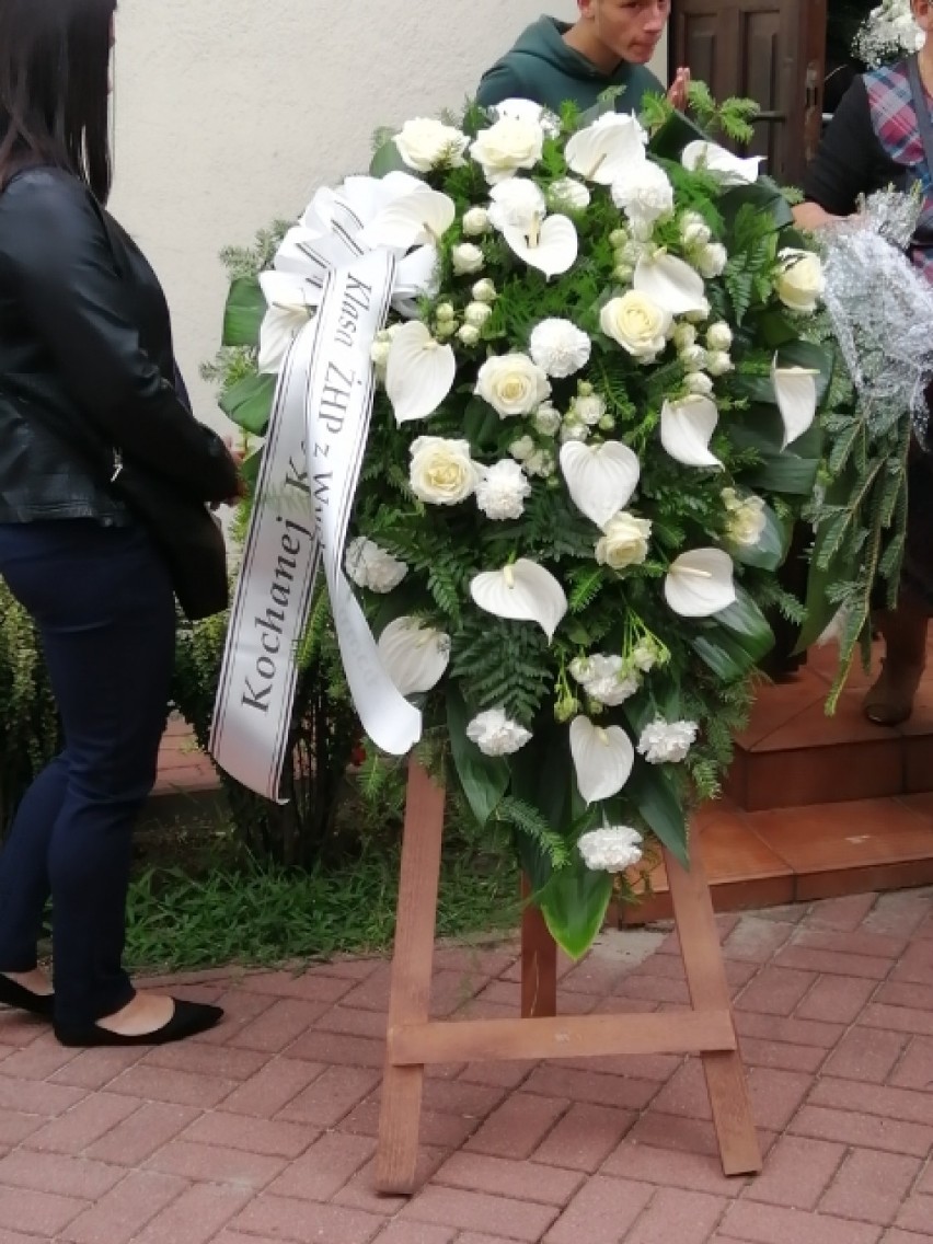 Pogrzeb 16-letniej Karoliny z Dzierzgowa zamordowanej przez znajomego. Żegnały ją setki osób ZDJĘCIA