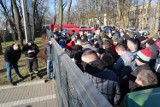 Strażacy składają wnioski o dotacje na sprzęt z WFOŚiGW w Łodzi.  Długa kolejka i całonocne dyżury, bo liczy się kolejność wniosków ZDJĘCIA