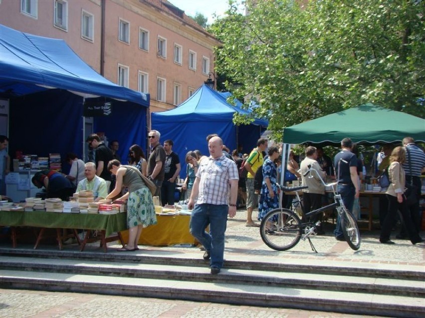 Książki przyciągały przybyłych jak magnes. Każdy mógł...