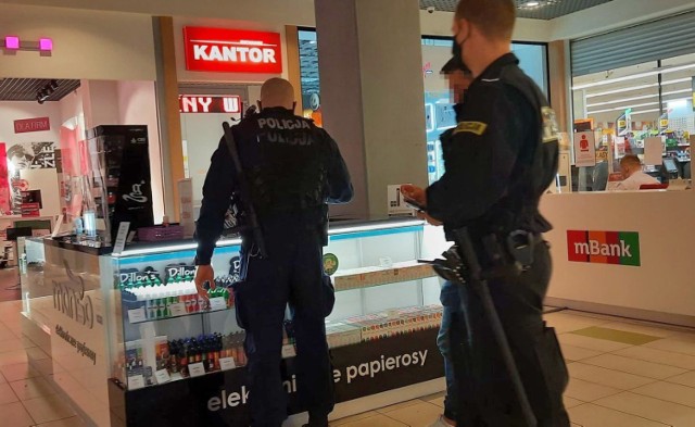 Policjanci od czasu do czasu kontrolują opolskie galerie, ale interwencji jest niewiele w porównaniu do liczby  nadużyć.