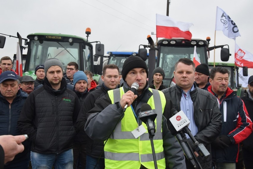 Protest rolników. Kolumna ciągników przejechała na trasie...