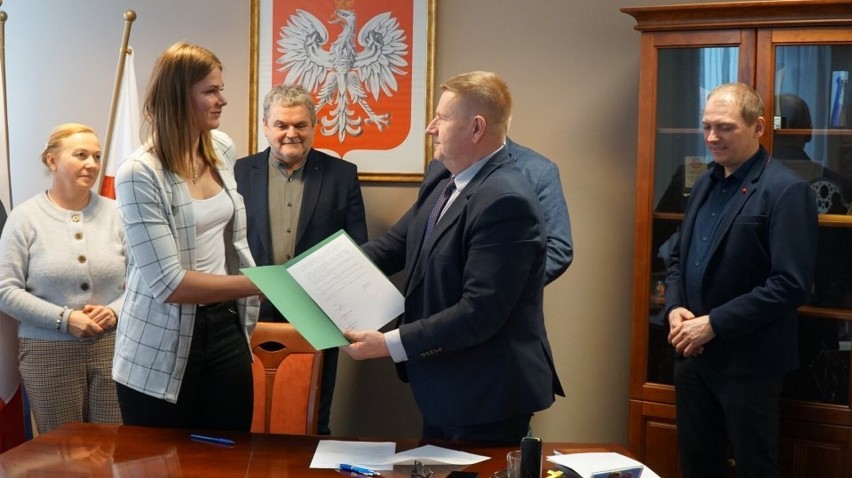 Karolina Urban, lekkoatletka, podpisała umowę ze starostą
