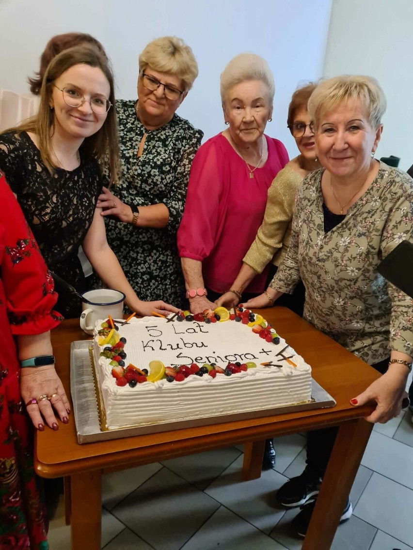 Klub "Senior+" w Obornikach świętował swoje 5 urodziny! Zobacz jak świętowali ten dzień członkowie klubu
