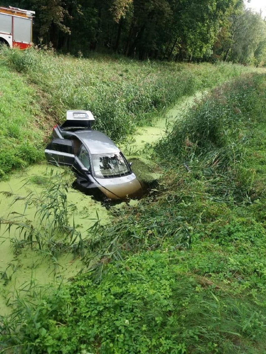 Leszno. Osobówka wpada do rowu z wodą w Henrykowie. Kierująca straciła panowanie