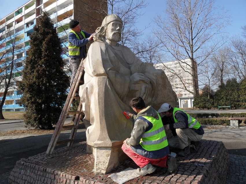 Rozpoczęły się prace renowacyjne symboli Żor. Na pierwszy ogień poszedł pomnik księcia Władysława