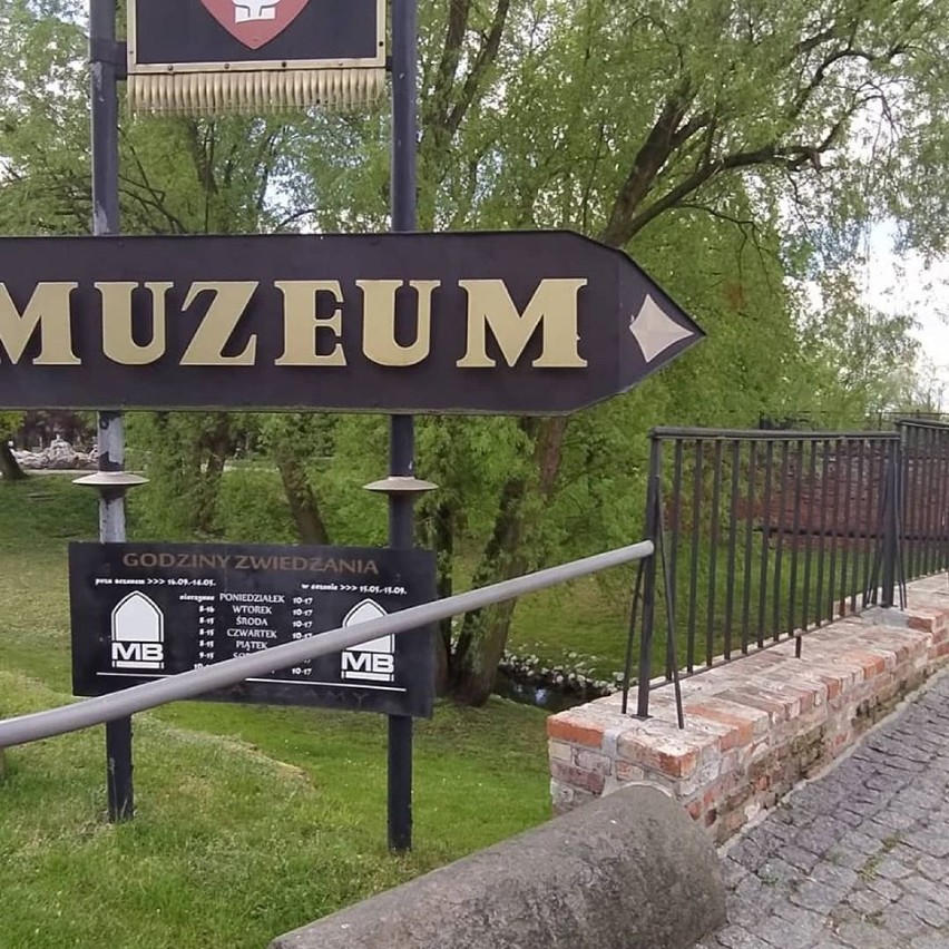 Przed wejściem do muzeum obowiązuje dezynfekcja, a na jego...