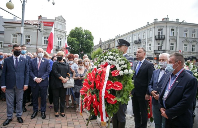 W ubiegłym roku obchody rocznicy Radomskiego Czerwca zbiegły się z kampanią prezydencką. Na zdjęciu kwiaty przed pomnikiem składa prezydent Andrzej Duda.