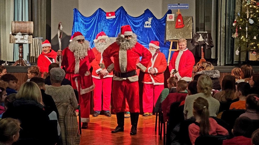 Ośmiu Mikołajów, cztery Śnieżynki i... jeden Elf. Taka ekipa pojawiła się w Domu Polskim Centrum Idei Rodła w Zakrzewie