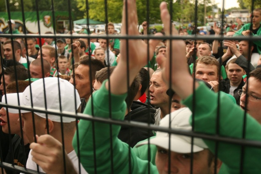 Kibice przed stadionem. Mecz Śląsk Wrocław vs. GKS Bełchatów