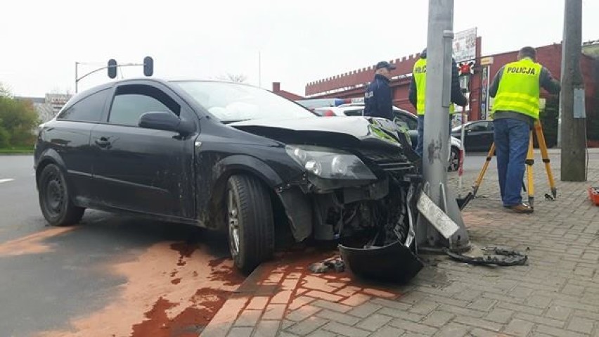 Starogard Gd. Auto rozbiło się przy markecie  Carrefour [ZDJĘCIA]