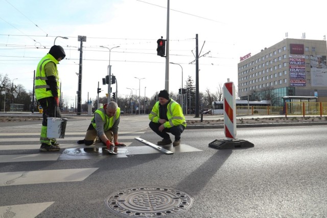 Prace naprawcze asfaltu na Placu Niepodległości