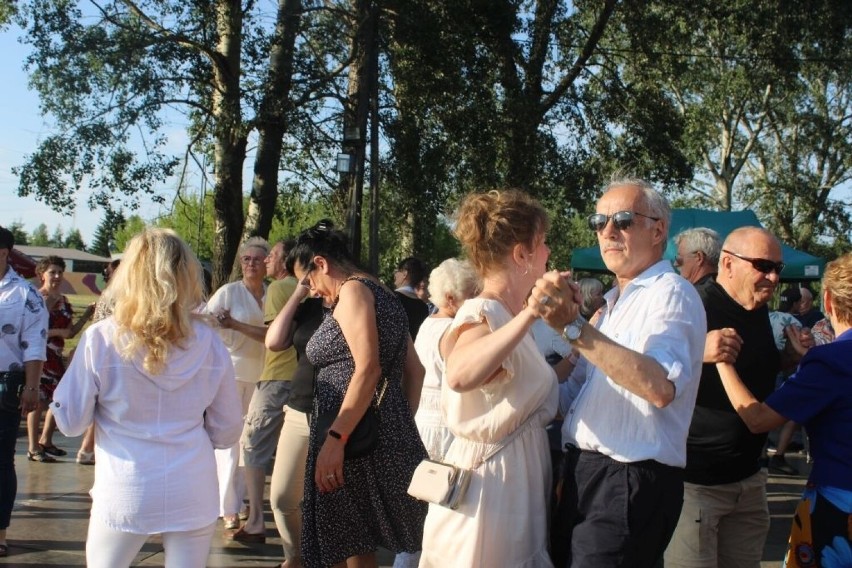 Taniec pod Gwiazdami nad zalewem Borki w Radomiu. Na parkiecie wiele par, była świetna zabawa przy muzyce. Zobacz zdjęcia
