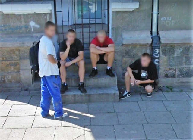 Nysa w Google Street View. Ul. Krakowska - ekipa na papierosku.