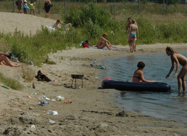 Tak plaża w Karninie wyglądała kilkanaście lat temu. Jak prezentuje się obecnie? Zobaczcie kolejne zdjęcia