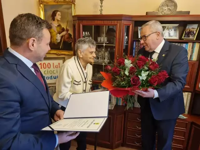 Jadwigę Śliwak odwiedzili prezydent Nowej Soli Jacek Milewski i przewodniczący rady miejskiej Andrzej Petreczko oraz kierownik USC Sławomir Wojciechowski