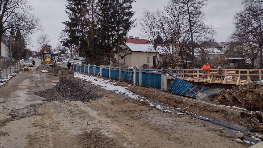 Most na ulicy Paderewskiego w Krośnie do rozbiórki. Dla pieszych zbudowano kładkę