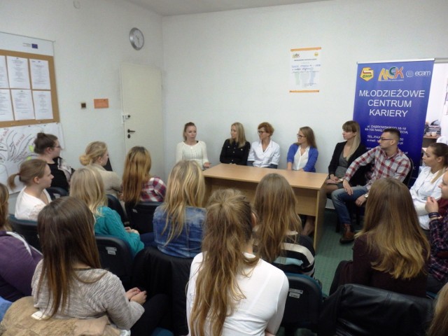 Zaproszeni goście prezentują specyfikę pracy w zawodach związanych ze zdrowiem i urodą – autor Martyna Różańska - doradca zawodowy MCK