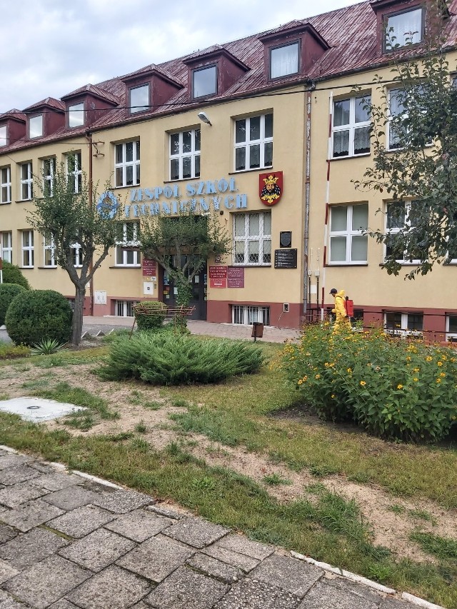 Powiat lipnowski prowadzi odkażanie terenów przy szkołach. Środek do dezynfekcji udostępniono także gminom.