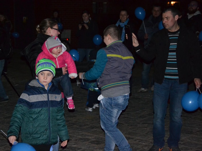 Malbork solidarny z osobami autystycznymi. Szkoła Łacińska stała się niebieska