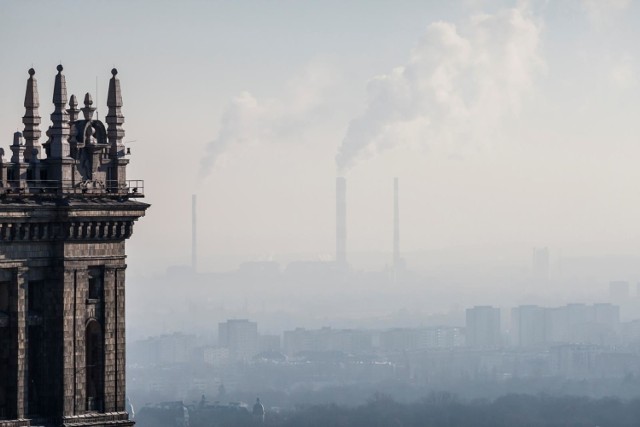 Smog Warszawa. Wczoraj, tj. 24.01.2019 r. Sąd Rejonowy dla Warszawy-Śródmieścia orzekł, iż Skarb Państwa nieskutecznie walczy z problemem smogu i zgodnie z założeniami pozwu aktorki Grażyny Wolszczak, zobowiązany jest wypłacić 5 tys. zł zadośćuczynienia. Tymczasem niezależnie toczy się akcja #POZYWAMSMOG – do zbiorowego pozwu może dołączyć się każdy obywatel. Jaki jest cel akcji i jak dopisać się do pozwu? Wyjaśniamy w artykule poniżej.