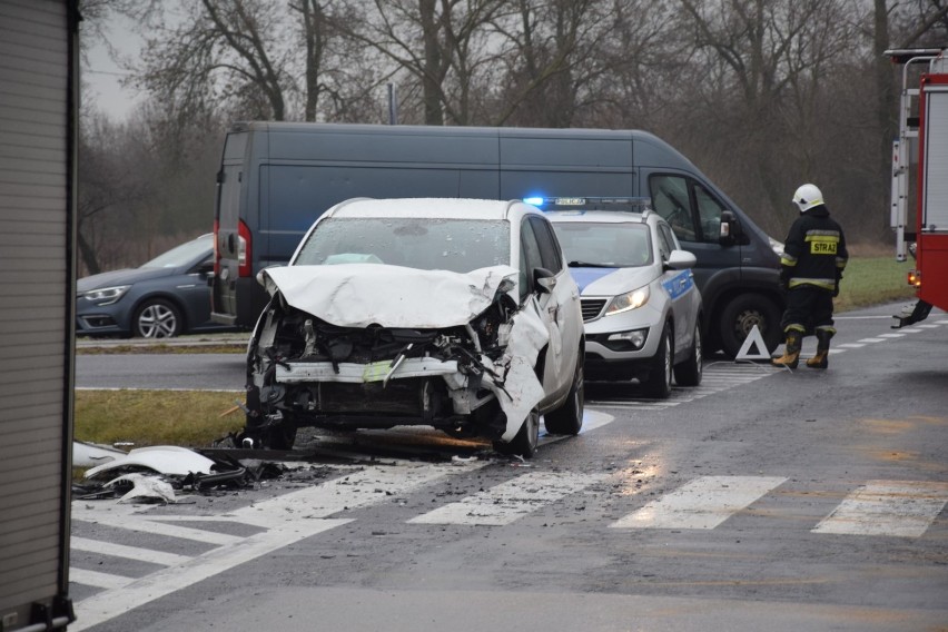 Wypadek w Stróży, gm. Rząśnia. Auto wpadło w poślizg i zderzyło się z innym [FOTO]