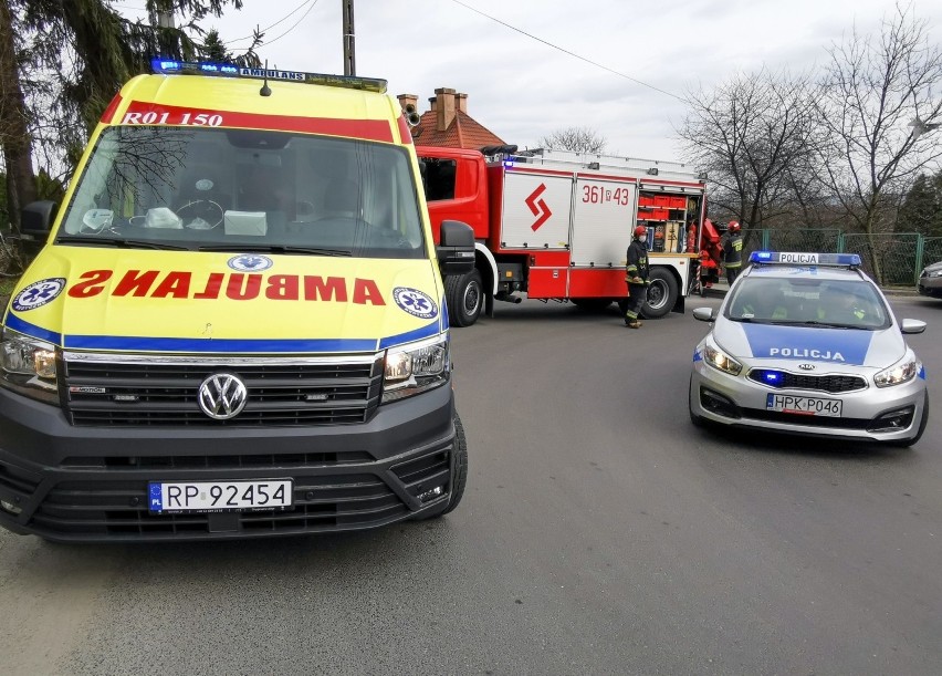 Wypadek w Przemyślu. Na ul. Chrobrego nietrzeźwa kobieta uderzyła fiatem w ogrodzenie [ZDJĘCIA]