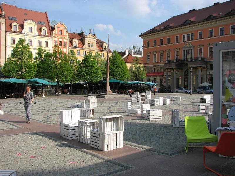 Wrocław: Nietypowe siedziska na placu Solnym (ZDJĘCIA)