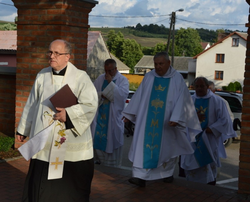 Poświęcenie odremontowanego kościoła w Sianowie i wprowadzenie relikwii Pawła VI